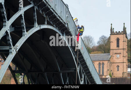 Ironbridge, UK, le 26 février 2016. Un arpenteur de belles descentes vers le bas le premier pont de fer en avant d'un £1,25 millions de projet de rénovations qui commencera en janvier 2017. Ce sera le plus gros travail de conservation à jamais être entreprises par l'English Heritage. Telford, Shropshire, Angleterre Crédit : John Hayward/Alamy Live News. Banque D'Images