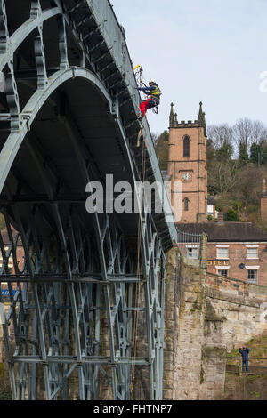 Ironbridge, UK, le 26 février 2016. Un arpenteur de belles descentes vers le bas le premier pont de fer en avant d'un £1,25 millions de projet de rénovations qui commencera en janvier 2017. Ce sera le plus gros travail de conservation à jamais être entreprises par l'English Heritage. Telford, Shropshire, Angleterre Crédit : John Hayward/Alamy Live News. Banque D'Images