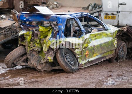 Smashed up vieille voiture à destruction derby démo derbys de démolition stock cars race course courses dent dents cabossent wreck épave arc Banque D'Images