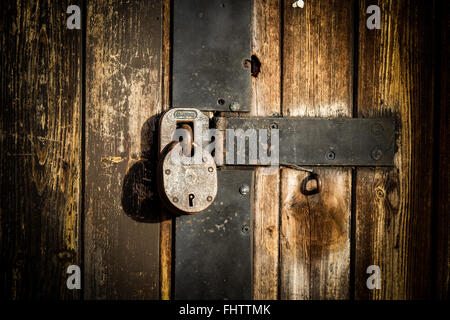 Cadenas "sur une vieille porte en bois d'un abri Banque D'Images