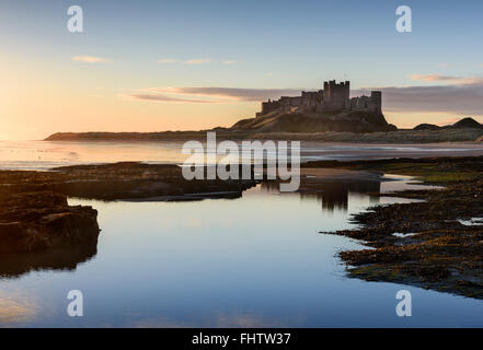 L'aube au château de Bamburgh sur la côte de Northumberland Banque D'Images