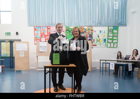 Mayo, Irlande. 26 Février, 2016.Taoiseach (Premier ministre irlandais) Enda Kenny, et épouse Fionnuala voter au bureau de scrutin à St Anthony's School, Castlebar, Comté de Mayo pour l'élection générale de 2016., également sur la photo sont des agents électoraux Majella Hughes (à gauche) et Anne Marie Mooney. - Wilkinstown, Navan, comté de Meath, en Irlande. Credit : Barry Cronin/Alamy Live News Banque D'Images