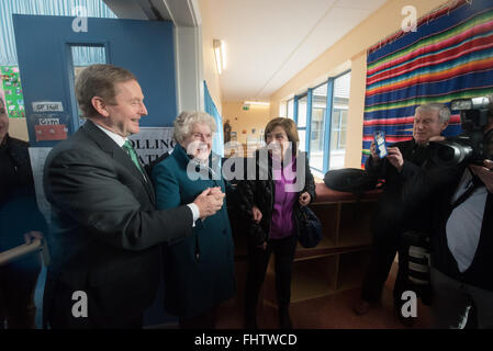 Mayo, Irlande. 26 Février, 2016.Taoiseach (Premier ministre irlandais) Enda Kenny répond à voter Bridie McLoughlin (88) au bureau de vote à St Anthony's School, Castlebar, Comté de Mayo pour l'élection générale de 2016.. - Wilkinstown, Navan, comté de Meath, en Irlande. Credit : Barry Cronin/Alamy Live News Banque D'Images