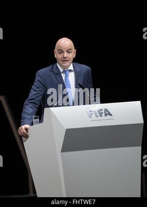 Zurich, Suisse. Feb 26, 2016. Candidat à la présidence de la FIFA et secrétaire général de l'UEFA Gianni Infantino prononce le discours au congrès électoral de la FIFA à Zurich, Suisse, 26 février 2016. Credit : Xu Jinquan/Xinhua/Alamy Live News Banque D'Images