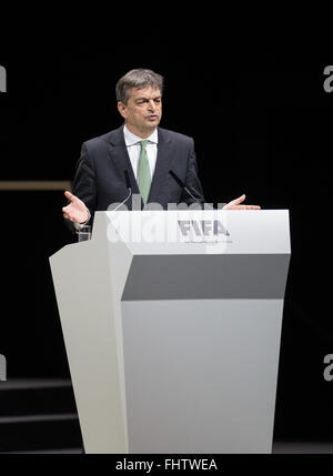 Zurich, Suisse. Feb 26, 2016. Candidat à la présidence de la FIFA, Jérôme Champagne de France prononce le discours au congrès électoral de la FIFA à Zurich, Suisse, 26 février 2016. Credit : Xu Jinquan/Xinhua/Alamy Live News Banque D'Images