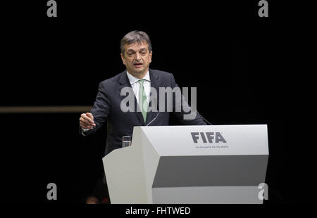 Zurich, Suisse. Feb 26, 2016. Candidat à la présidence de la FIFA, Jérôme Champagne de France prononce le discours au congrès électoral de la FIFA à Zurich, Suisse, 26 février 2016. Credit : Xu Jinquan/Xinhua/Alamy Live News Banque D'Images