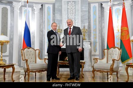 Le président russe Vladimir Poutine, serre la main avec le Président biélorusse Alexandre Loukachenko avant une réunion bilatérale au Palais de l'indépendance le 25 février 2016 à Minsk, en Biélorussie. Loukachenko a fait du bruit sur les médias sociaux russe lorsqu'il a confondu avec Poutine, Premier ministre russe Dmitri Medvedev. Banque D'Images