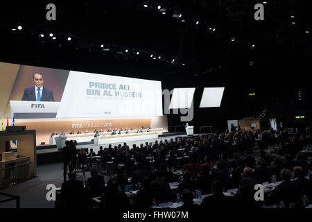 Zurich, Suisse. Feb 26, 2016. Candidat à la présidence de la FIFA, le Prince Ali bin al Hussein de Jordanie prononce le discours au congrès électoral de la FIFA à Zurich, Suisse, 26 février 2016. Credit : Xu Jinquan/Xinhua/Alamy Live News Banque D'Images