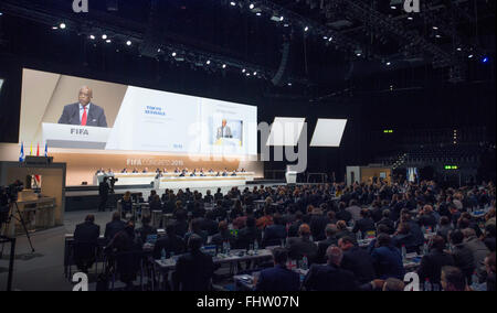 Zurich, Suisse. Feb 26, 2016. Candidat à la présidence de la FIFA, Afrique du Sud et Tokyo Sexwale tycoon prononce le discours au congrès électoral de la FIFA à Zurich, Suisse, 26 février 2016. Credit : Xu Jinquan/Xinhua/Alamy Live News Banque D'Images