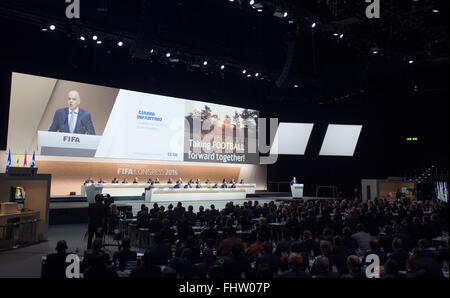 Zurich, Suisse. Feb 26, 2016. Candidat à la présidence de la FIFA et secrétaire général de l'UEFA Gianni Infantino prononce le discours au congrès électoral de la FIFA à Zurich, Suisse, 26 février 2016. Credit : Xu Jinquan/Xinhua/Alamy Live News Banque D'Images