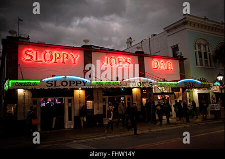 Sloppy Joe's Bar sur Key West à nuit Banque D'Images