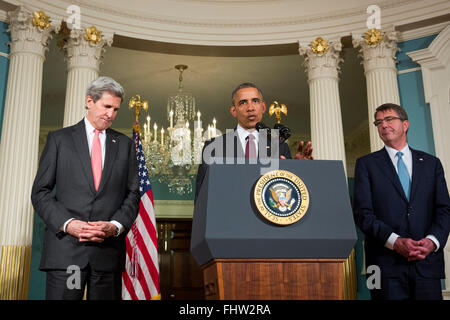 Washington, DC. Feb 25, 2016. Flanqué par le secrétaire d'État américain John Kerry, à gauche, et le secrétaire américain de la Défense Ashton Carter, à droite, le président américain Barack Obama a fait une déclaration après sa rencontre avec son conseil national de sécurité au Département d'Etat, 25 février 2016 à Washington, DC. La réunion a porté sur la situation avec ISIS et la Syrie, ainsi que d'autres questions régionales. Credit : Drew Angerer/Piscine via CNP - AUCUN FIL SERVICE - © dpa/Alamy Live News Banque D'Images