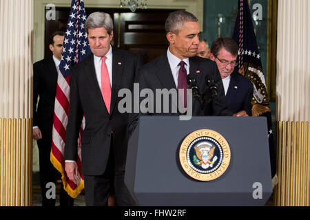 Washington, DC. Feb 25, 2016. Le secrétaire d'État américain John Kerry, à gauche, le président américain Barack Obama, centre, et le secrétaire américain de la Défense Ashton Carter arrivent à faire une déclaration après sa rencontre avec le président Obama's Conseil national de sécurité au Département d'Etat, 25 février 2016 à Washington, DC. La réunion a porté sur la situation avec ISIS et la Syrie, ainsi que d'autres questions régionales. Credit : Drew Angerer/Piscine via CNP - AUCUN FIL SERVICE - © dpa/Alamy Live News Banque D'Images