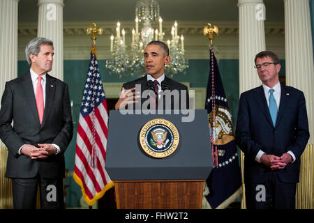 Washington, DC. Feb 25, 2016. Flanqué par le secrétaire d'État américain John Kerry, à gauche, et le secrétaire américain de la Défense Ashton Carter, à droite, le président américain Barack Obama, centre, fait une déclaration après sa rencontre avec son conseil national de sécurité au Département d'Etat, 25 février 2016 à Washington, DC. La réunion a porté sur la situation avec ISIS et la Syrie, ainsi que d'autres questions régionales. Credit : Drew Angerer/Piscine via CNP - AUCUN FIL SERVICE - © dpa/Alamy Live News Banque D'Images