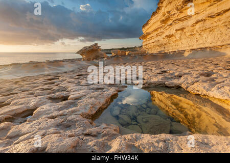 Lever de soleil à la piscine près de Marsaxlokk, Malte. Banque D'Images