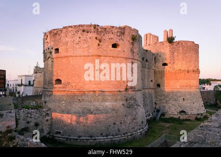 Coucher de soleil au Château aragonais dans Otranto, Italie. Banque D'Images