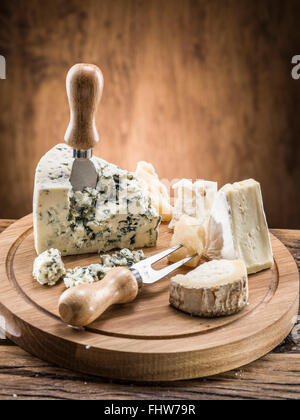 Fromage bleu danois sur une planche de bois. Banque D'Images