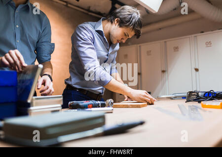 Homme à tout le travail du bois avec des outils de précision à portée de main Banque D'Images