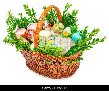 Beaux gâteaux de Pâques, des œufs colorés dans panier et fleurs isolé sur fond blanc Banque D'Images