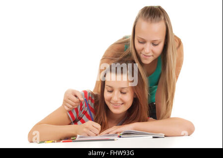 Deux adolescentes smiling and reading book Banque D'Images