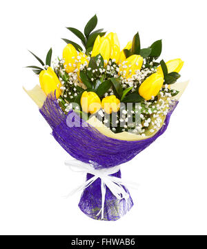 Un bouqet de tulipes jaune isolé sur fond blanc. Cadeau pour une saint Valentin ou un anniversaire de mariage Banque D'Images
