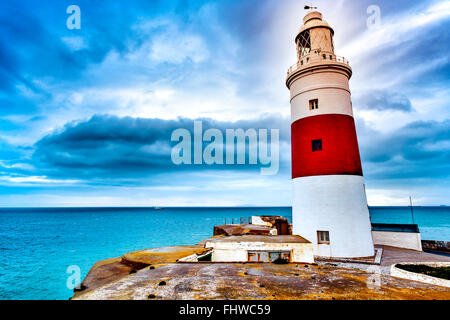 Une vue de la Trinity phare à Europa Point, à Gibraltar, et la mer Méditerranée dans un jour nuageux Banque D'Images