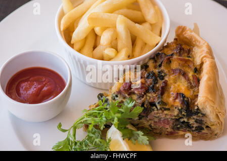 Quiche fait maison avec des frites et de la sauce tomate Banque D'Images