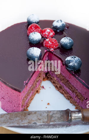 Gâteau aux bleuets et framboises dessert mousse Banque D'Images