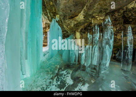 La belle couleur aigue-marine de glace les rideaux de Pictured Rocks National Lakeshore, dans la Péninsule Supérieure du Michigan, USA Banque D'Images