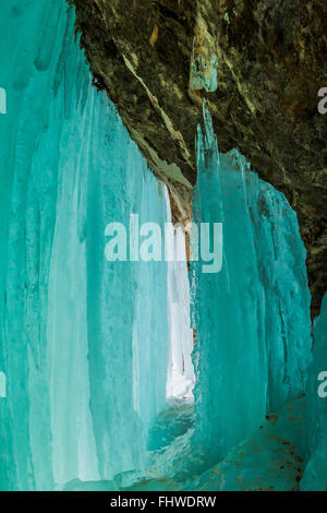 La belle couleur aigue-marine de glace les rideaux de Pictured Rocks National Lakeshore, dans la Péninsule Supérieure du Michigan, USA Banque D'Images