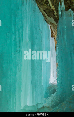 La belle couleur aigue-marine de glace les rideaux de Pictured Rocks National Lakeshore, dans la Péninsule Supérieure du Michigan, USA Banque D'Images