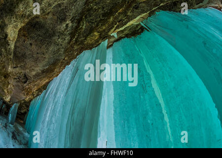 La belle couleur aigue-marine de glace les rideaux de Pictured Rocks National Lakeshore, dans la Péninsule Supérieure du Michigan, USA Banque D'Images