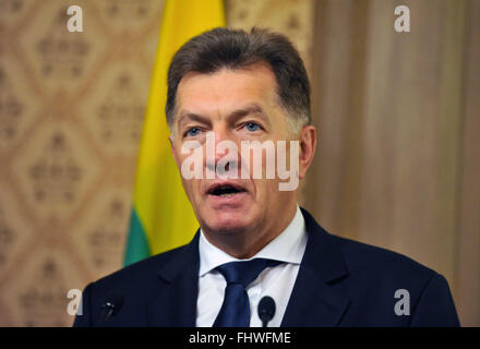 Riga, Lettonie. Feb 26, 2016. Le Premier ministre lituanien Algirdas Butkevicius parle lors d'une conférence de presse après une réunion avec ses homologues estonien et letton à Riga, Lettonie, 26 février 2016. © Guo Qun/Xinhua/Alamy Live News Banque D'Images