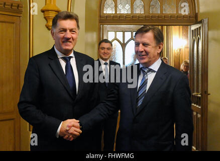 Riga. Feb 26, 2016. Premier ministre letton Maris Kucinskis (R) accueille le Premier ministre lituanien Algirdas Butkevicius (L) et premier ministre estonien Taavi Roivas à Riga, Lettonie, 26 février 2016. © Guo Qun/Xinhua/Alamy Live News Banque D'Images