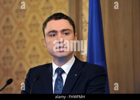 Riga, Lettonie. Feb 26, 2016. Premier ministre estonien Taavi Roivas parle lors d'une conférence de presse après une réunion avec ses homologues lituaniens et lettons de Riga, Lettonie, 26 février 2016. © Guo Qun/Xinhua/Alamy Live News Banque D'Images