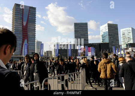 Les visiteurs hors du côté de l'entrée principale du Mobile World Congress, à la Fira Gran Via à Hospitalet de Llobregat, Barcelone, Espagne. 25/02/16.Crédit : Rosmi Duaso/Alamy Live News Banque D'Images