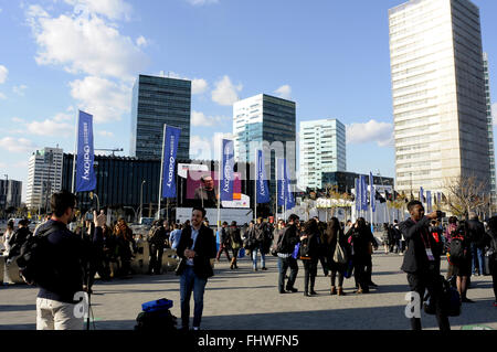 Les visiteurs hors du côté de l'entrée principale du Mobile World Congress 2016 , à la Fira Gran Via à Hospitalet de Llobregat, Barcelone, Espagne. 25/02/16.Crédit : Rosmi Duaso/Alamy Live News Banque D'Images