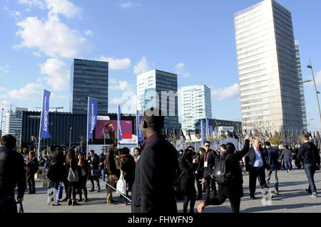 Les visiteurs hors du côté de l'entrée principale du Mobile World Congress 2016 , à la Fira Gran Via à Hospitalet de Llobregat, Barcelone, Espagne. 25/02/16.Crédit : Rosmi Duaso/Alamy Live News Banque D'Images