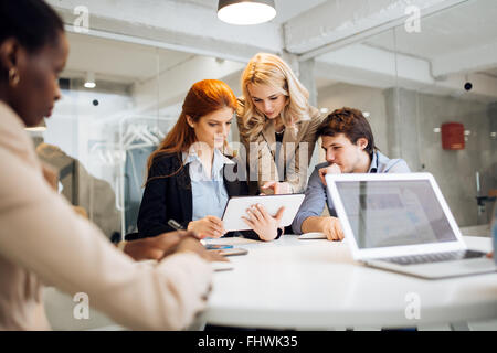 Les gens d'affaires travaillant dans un bureau moderne Banque D'Images