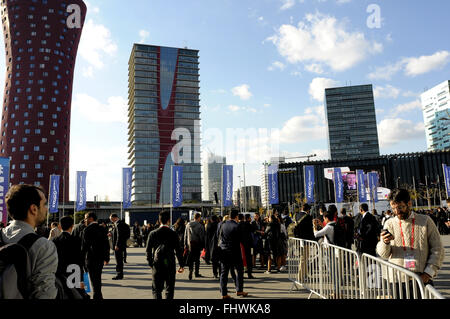 Les visiteurs hors du côté de l'entrée principale du Mobile World Congress 2016 , à la Fira Gran Via inHospitalet complexe de Llobregat, Barcelone, Espagne. 25/02/16.Crédit : Rosmi Duaso/Alamy Live News Banque D'Images