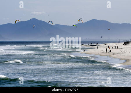 Les nageurs et les kite surfeurs sur la plage Pepe - Barra da Tijuca - quartier west Banque D'Images