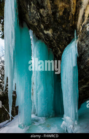 Les rideaux de la formation de la glace utilisée par les glaciéristes De Pictured Rocks National Lakeshore, Upper Peninsula, Michigan, USA Banque D'Images