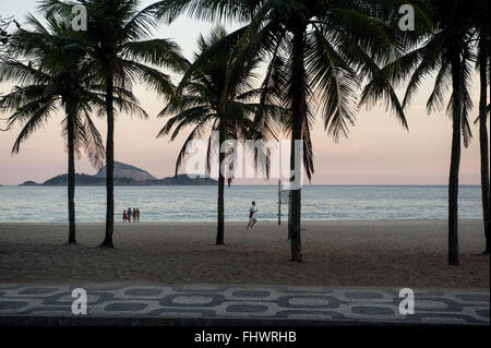 Vue sur le coucher de soleil dans la promenade du bord de la plage d'Ipanema avec accessoire Cagarras Archipel Banque D'Images