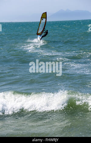 La pratique de la planche à voile à Manguinhos Beach - Région des Lacs Banque D'Images