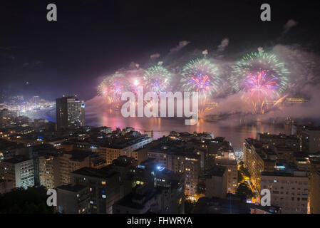 D'artifice en fête du Nouvel An sur la plage de Copacabana Banque D'Images