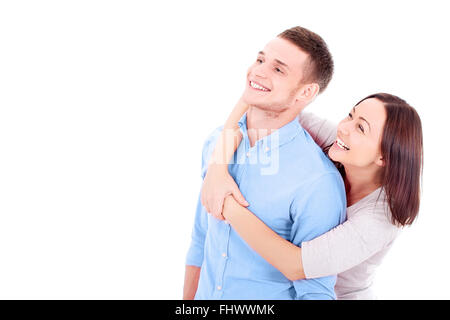 Un jeune couple hétérosexuel, possible d'épouser une femme, et un mari se tenant ensemble, s'étreindre, souriant joyeusement et à la Banque D'Images