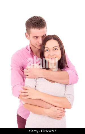 Belle jeune couple. Femme se tient debout en face de la caméra de son petit ami est derrière elle. Leurs bras sont croisés. Banque D'Images