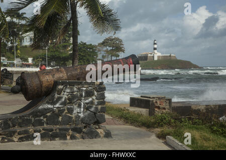 Cannon du Fort de Santa Maria in Porto da Barra Beach - quartier de Barra Banque D'Images