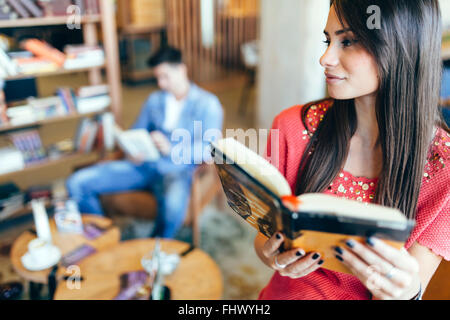 Beautiful woman reading book et la préparation pour l'examen Banque D'Images