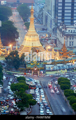 Le trafic se précipiter autour de Yangon Sule Paya du stupa - la plus ancienne de la ville Banque D'Images